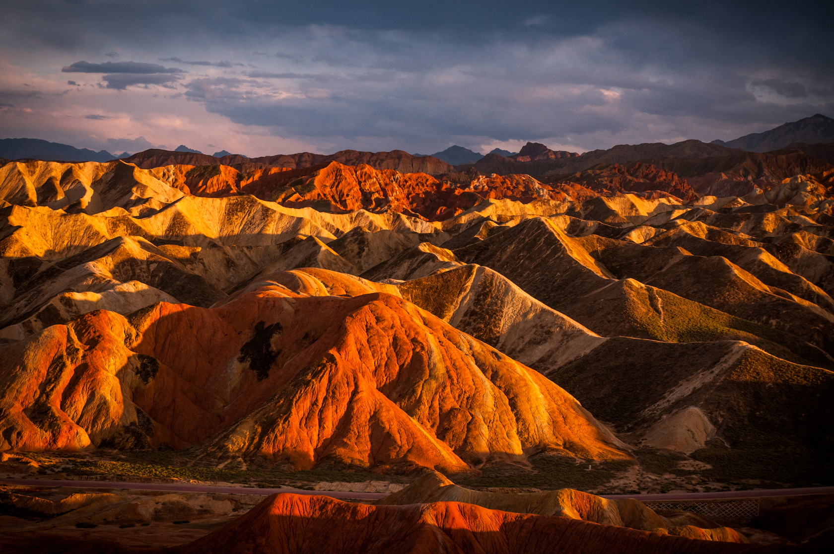 Paket Tour Murah Tiongkok Xinjiang & Zhangye Rainbow Mountain, Danau Crescent, Urumqi dan Turpan