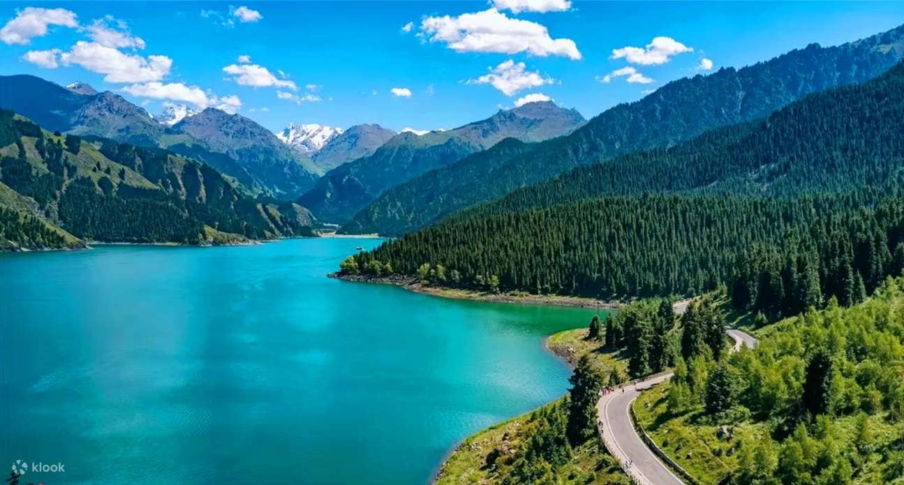 Paket Tour Murah Tiongkok Xinjiang & Zhangye Rainbow Mountain, Danau Crescent, Urumqi dan Turpan